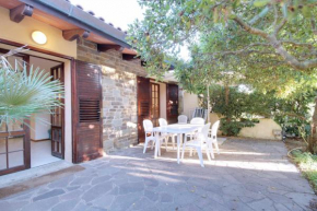 LA BAIA, 2 camere, 1 bagno, sul mare, giardino e posto auto